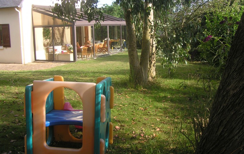 Location de vacances - Villa à Cancale - La véranda vue des eucalyptus.
