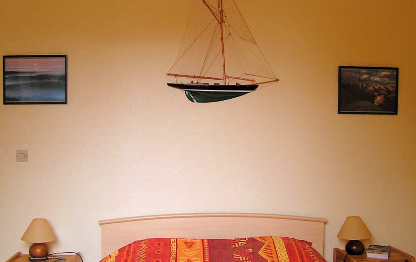 Location de vacances - Villa à Cancale - La chambre au RdC près de la salle d'eau + WC.