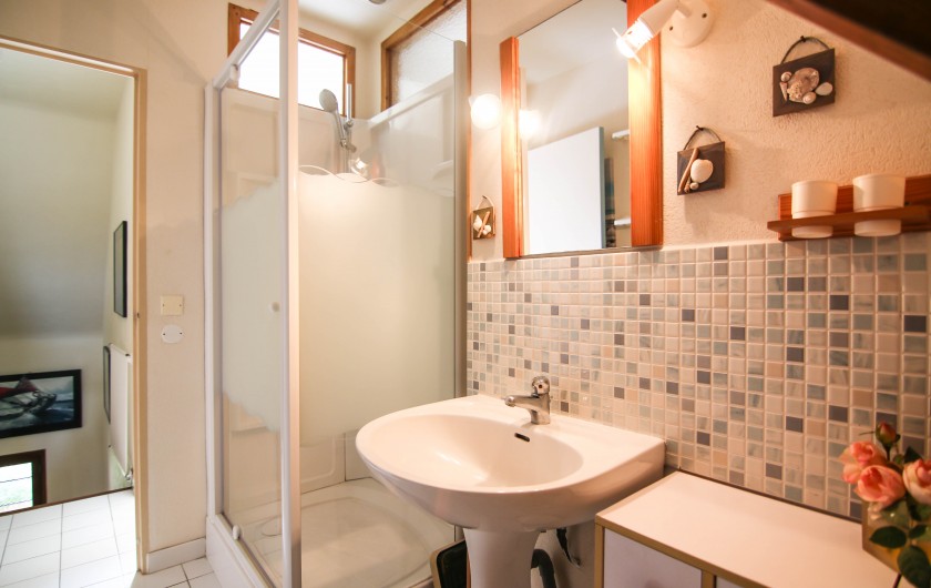 Location de vacances - Villa à Cancale - La salle d'eau avec douche au 1er étage.