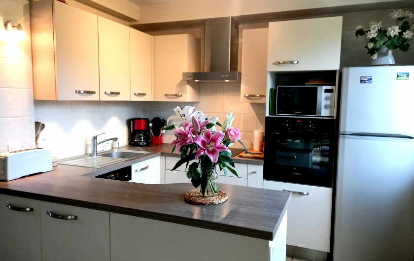 Location de vacances - Villa à Cancale - Une cuisine fonctionnelle très bien équipée.