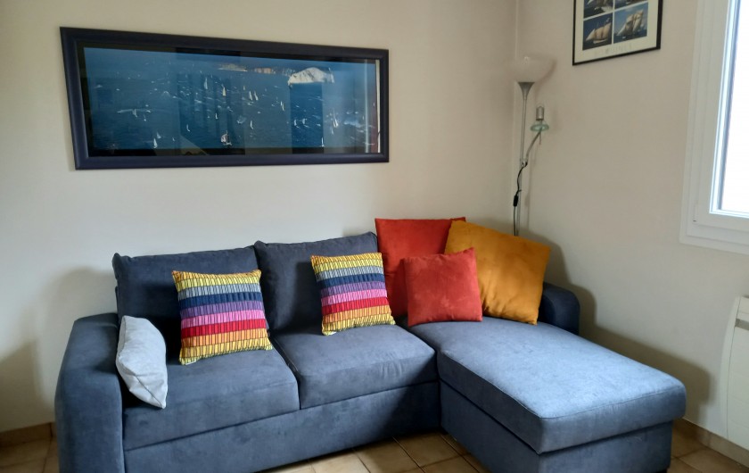 Location de vacances - Villa à Cancale - Le canapé près de la cheminée.