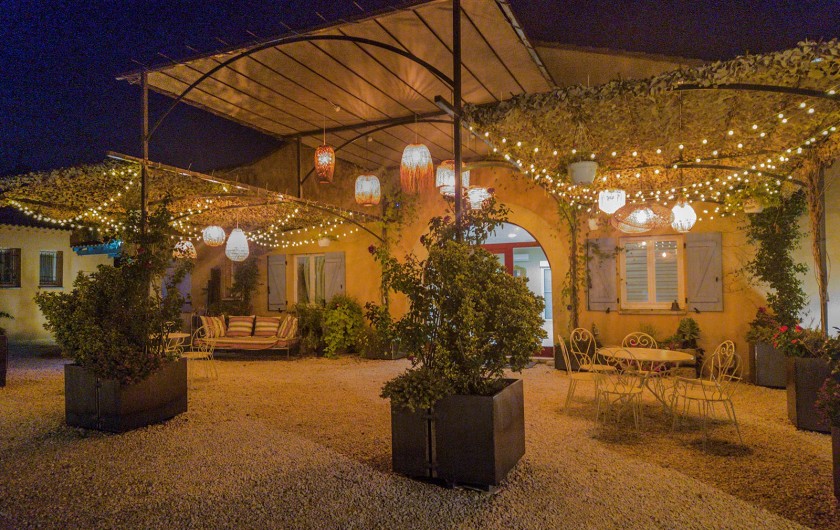 Location de vacances - Gîte à Collias - Place de la Provence, Espace pergolas espace commun
