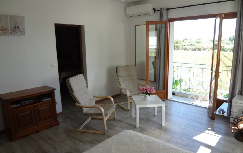 Location de vacances - Appartement à La Londe-les-Maures - salon ouvert sur l'extérieur + climatisation