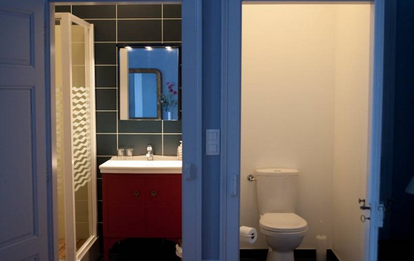 Location de vacances - Chambre d'hôtes à Cenans - Chambre de Marie, vue sur les toilettes et salle d'eau