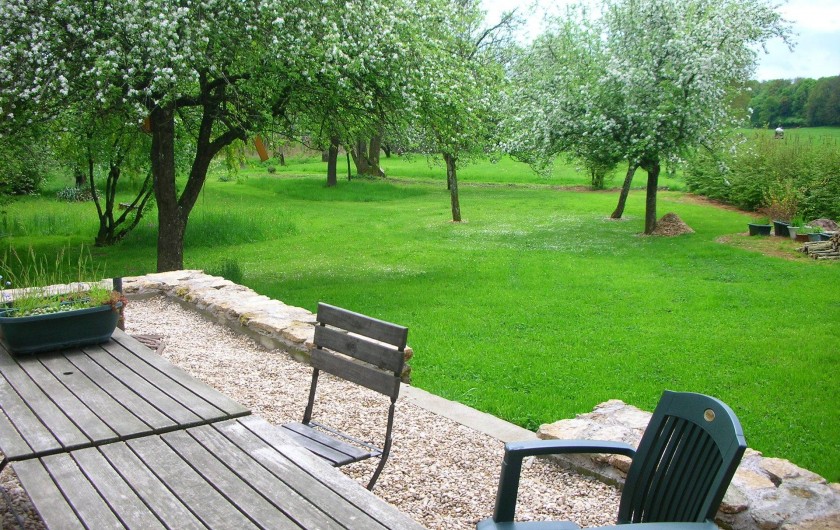 Location de vacances - Chambre d'hôtes à Cenans - La terrasse au printemps