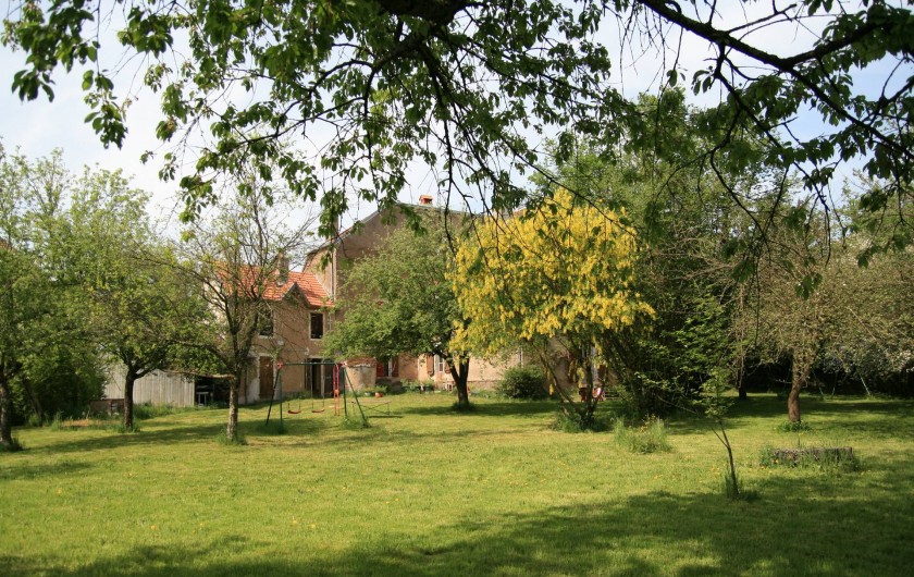 Location de vacances - Chambre d'hôtes à Cenans - La maison vu du jardin