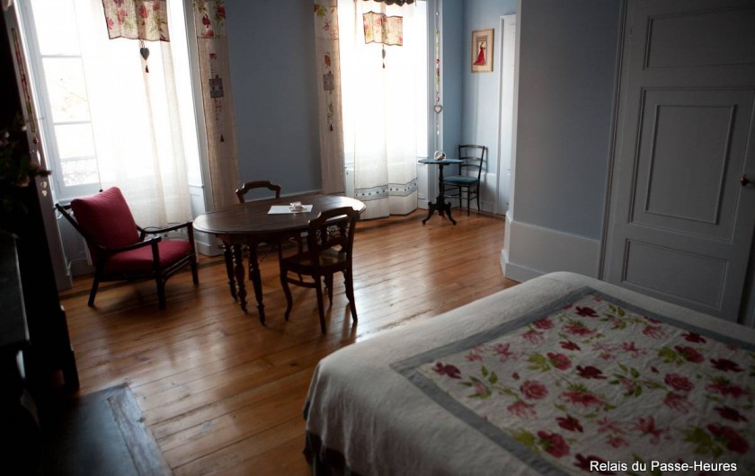 Location de vacances - Chambre d'hôtes à Cenans - Chambre de Marie, vue sur les fenêtres