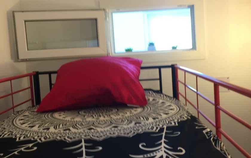 Location de vacances - Appartement à Bormes-les-Mimosas - la chambre lit une palce