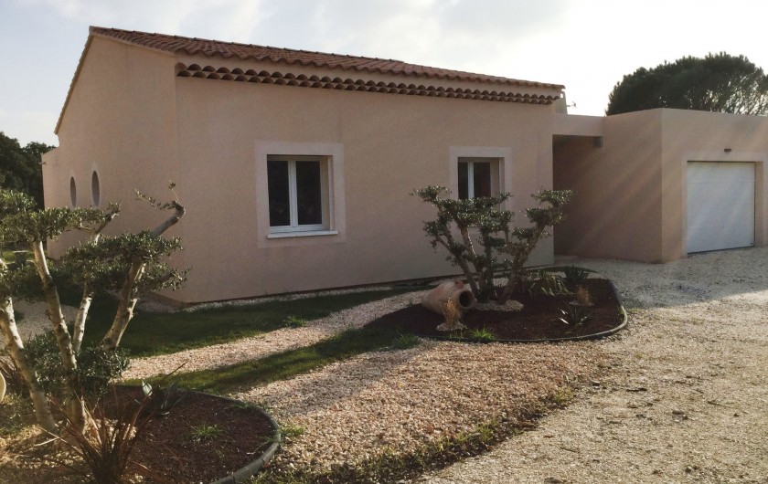 Location de vacances - Villa à Aureille - Parking et entrée de votre maison de vacances en France