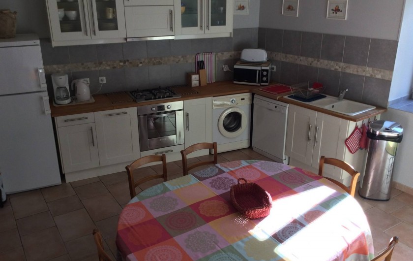 Location de vacances - Gîte à Cournanel - Pièce conviviale la cuisine- séjour  Gîte Adèle