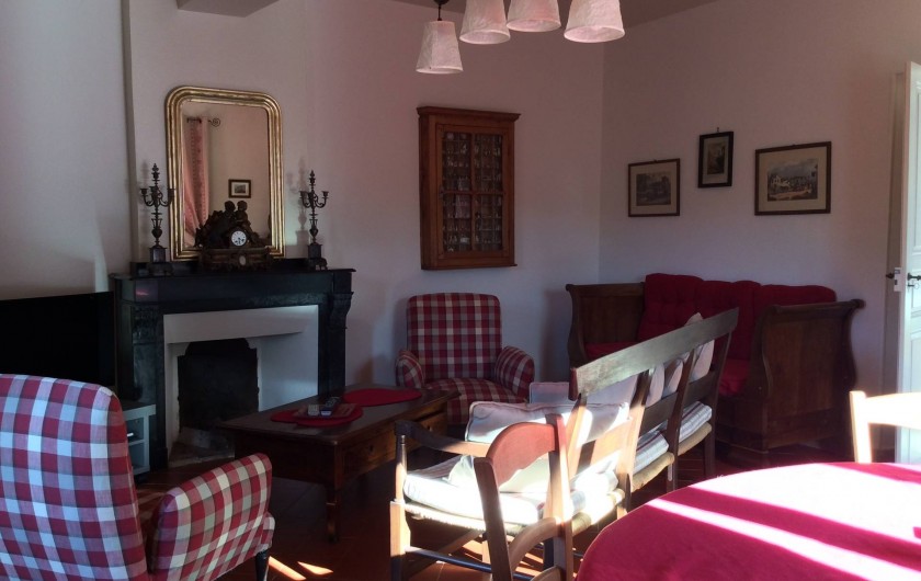 Location de vacances - Gîte à Cournanel - Salon de repos donnant sur le patio et une terrasse Gîte Alphonse