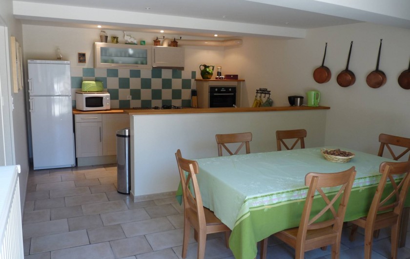 Location de vacances - Gîte à Cournanel - Cuisine-séjour  Gîte Adèle