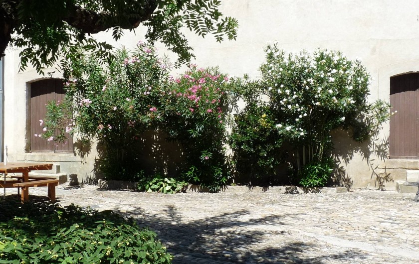 Location de vacances - Gîte à Cournanel - vue cour extérieure  Gîte Adèle