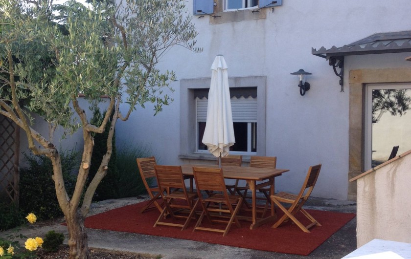 Location de vacances - Gîte à Cournanel - Vue extérieure , cour du  Gîte Alphonse