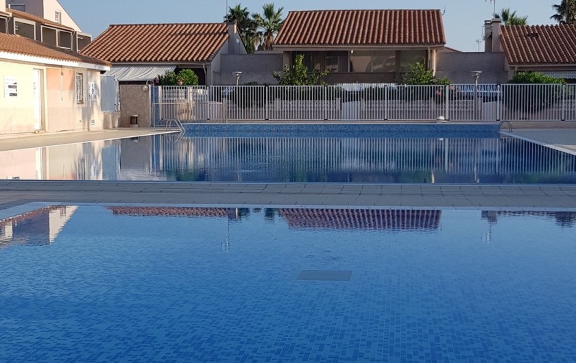 Location de vacances - Villa à Saint-Cyprien Plage - Piscine : grand bassin et petit bassin enfants