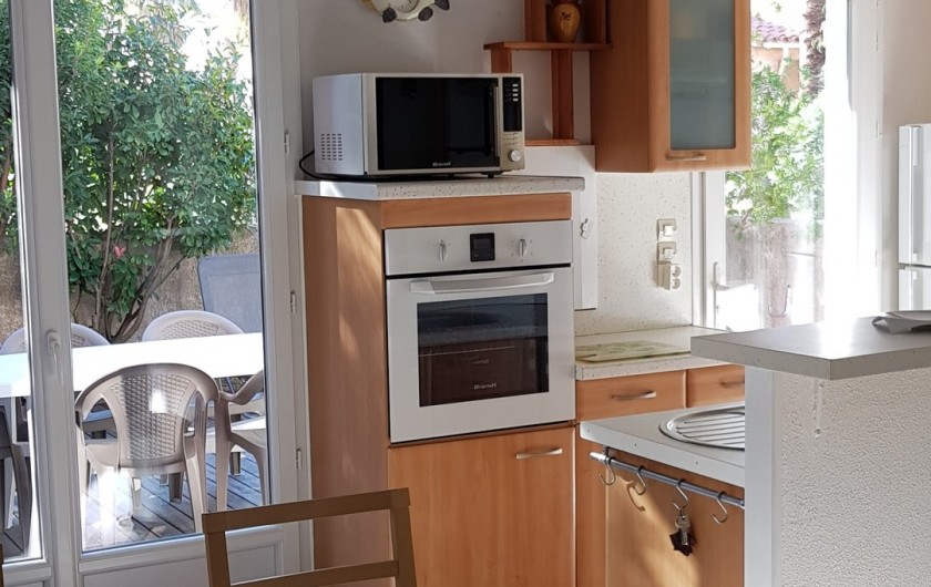 Location de vacances - Villa à Saint-Cyprien Plage - Vue sur une partie du coin cuisine et terrasse extérieure
