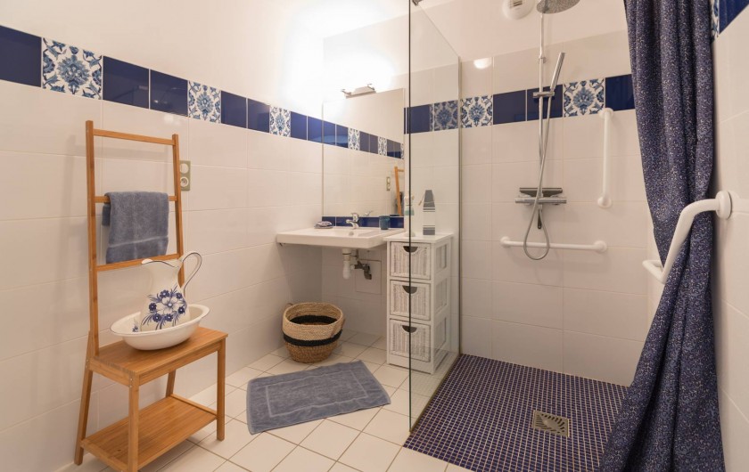 Location de vacances - Villa à Beaulieu-sur-Dordogne - salle de douche au rez de jardin