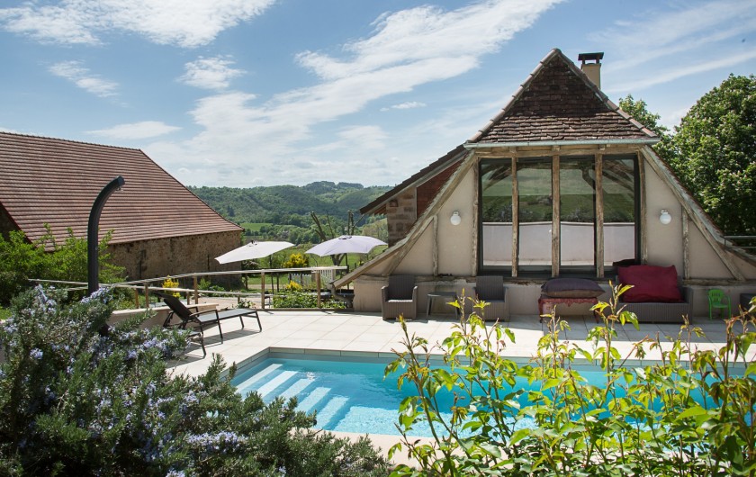 Location de vacances - Villa à Beaulieu-sur-Dordogne - La piscine devant la baie plein lever de soleil