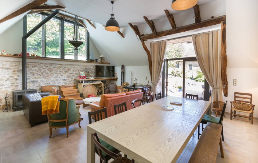 Location de vacances - Villa à Beaulieu-sur-Dordogne - La table et le salon avec télévision grand écran