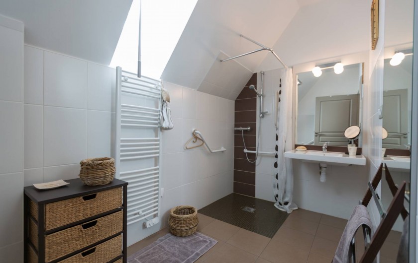 Location de vacances - Villa à Beaulieu-sur-Dordogne - salle de douche et wc mobilité réduite
