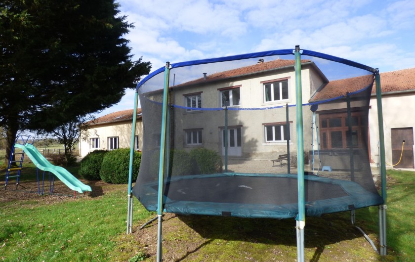 Location de vacances - Gîte à Nouart - trampoline et toboggan à l'arrière du gîte