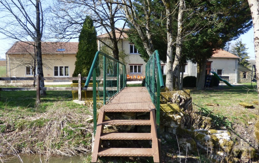 Location de vacances - Gîte à Nouart - passerelle pour accéder à l'étang