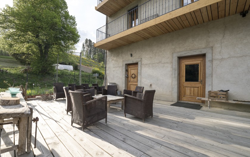 Location de vacances - Gîte à Saint-Alyre-d'Arlanc - La terrasse de la Grande Maison