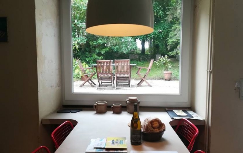Location de vacances - Gîte à Saint-Georges-sur-Baulche - Coin repas, cuisine, vue sur la terrasse