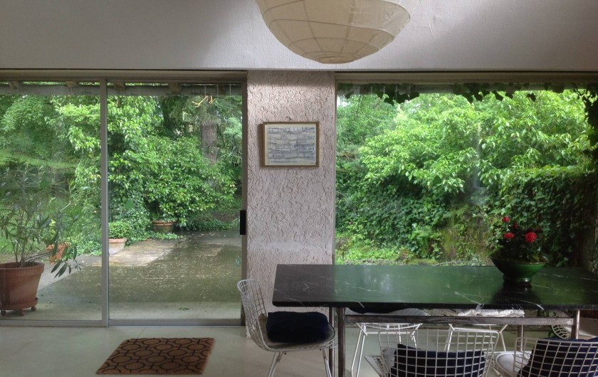 Location de vacances - Gîte à Saint-Georges-sur-Baulche - Table marbre, séjour, vue sur terrasse