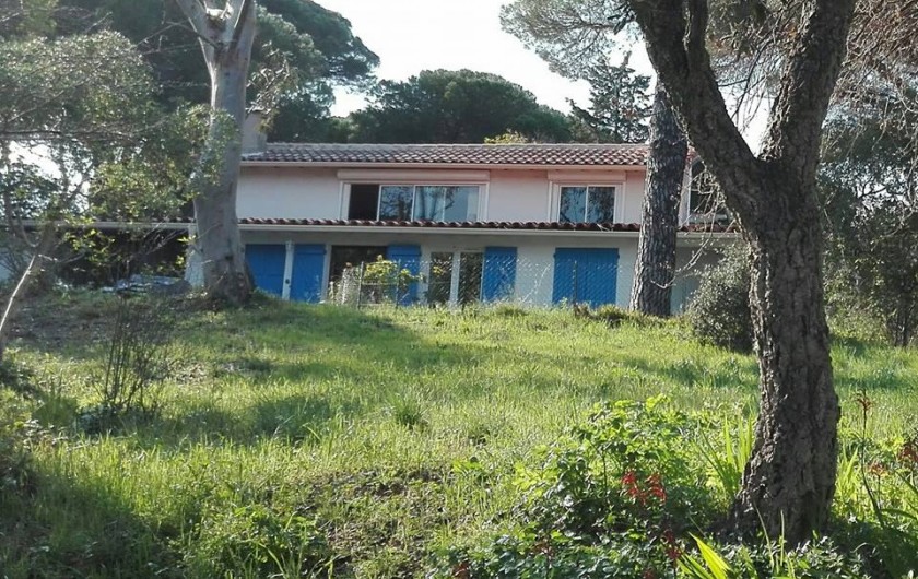 Location de vacances - Studio à Gassin - Le studio se trouve au RDC droit de cette maison.