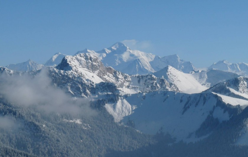 Location de vacances - Gîte à Habère-Poche - Vue sur le Mont Blanc depuis le sommet de la station.