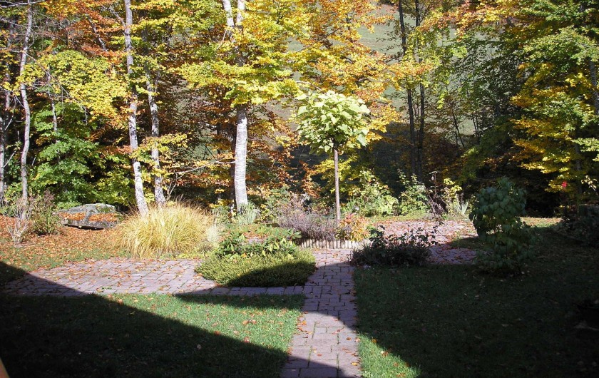 Location de vacances - Gîte à Habère-Poche - Terrasse d'été avec tables et chaises et salon de jardin
