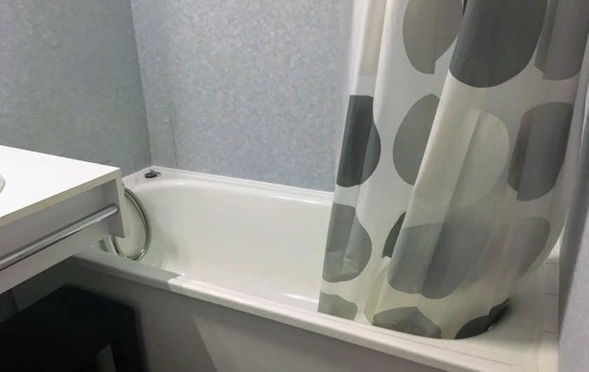 Location de vacances - Appartement à Cauterets - Baignoire avec rideau dans la salle de bain