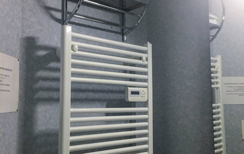 Location de vacances - Appartement à Cauterets - Sèche serviette soufflant dans la salle de bain