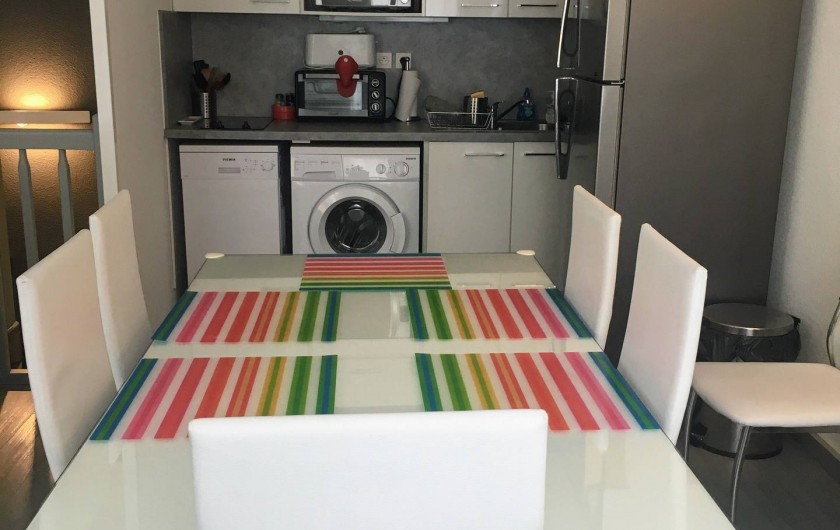 Location de vacances - Appartement à Cauterets - Table pour le repas avec accès cuisine ouverte