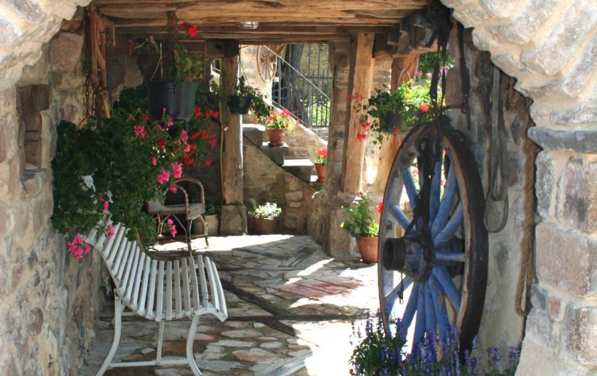 Location de vacances - Gîte à Chirassimont - Petit coin pour se détendre à l'ombre