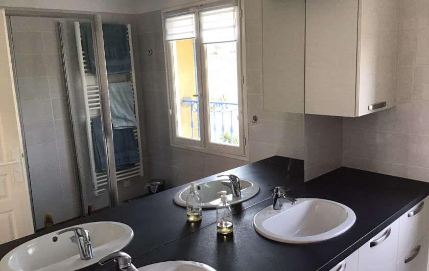 Location de vacances - Maison - Villa à Sanary-sur-Mer - Salle de bains  suite parentale 2 vasques et douche italienne