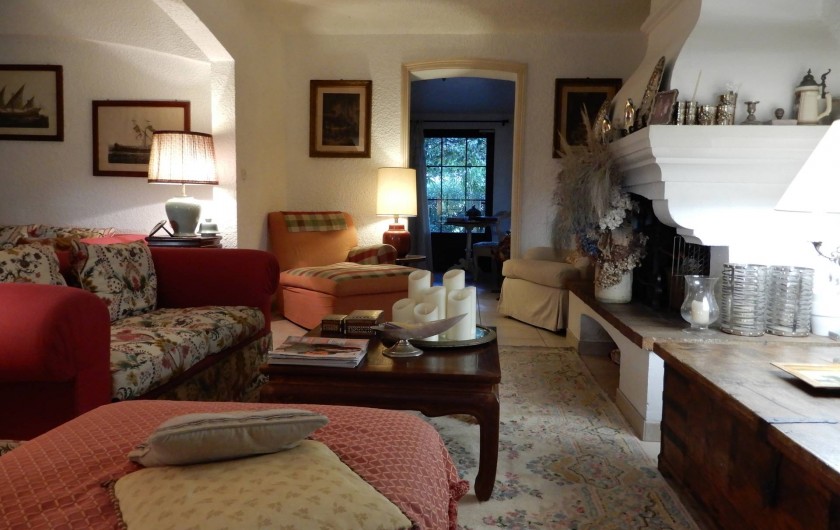 Location de vacances - Chambre d'hôtes à Ramatuelle - Salon avec cheminée