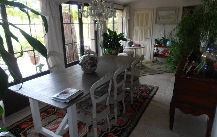 Location de vacances - Chambre d'hôtes à Ramatuelle - Salle a manger dans la véranda