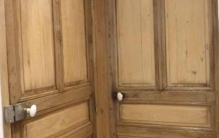 Location de vacances - Villa à Vosne-Romanée - portes d'origines en chêne,  distribution: chambre du bas et toilette