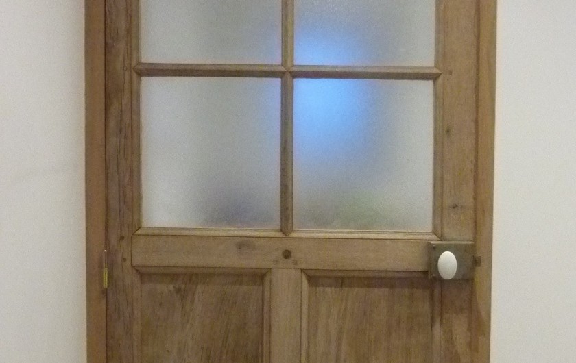 Location de vacances - Villa à Vosne-Romanée - Porte d'origine salle de douche