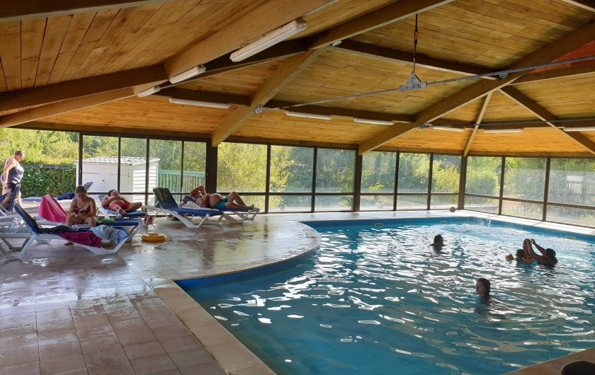 Location de vacances - Camping à Pressignac - Piscine couverte