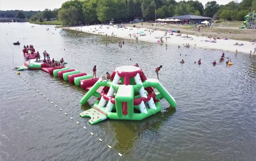 Location de vacances - Camping à Pressignac - Gonflables sur le lac