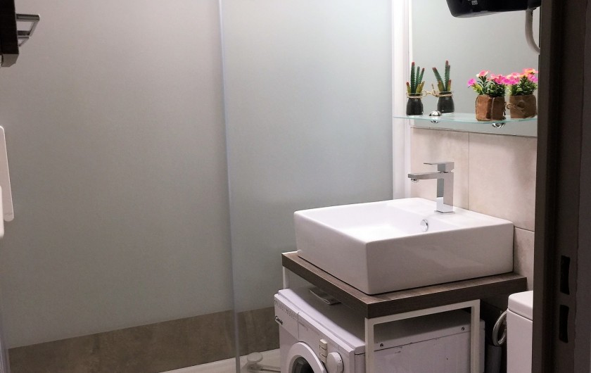 Location de vacances - Studio à Bormes-les-Mimosas - SDB Petite machine à laver
