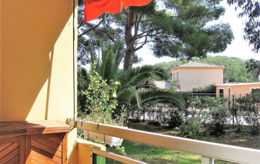 Location de vacances - Studio à Bormes-les-Mimosas - vue du balcon