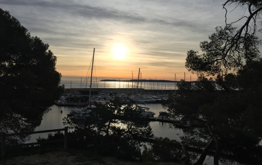 Location de vacances - Studio à Bormes-les-Mimosas - coucher de soleil sur Bormes