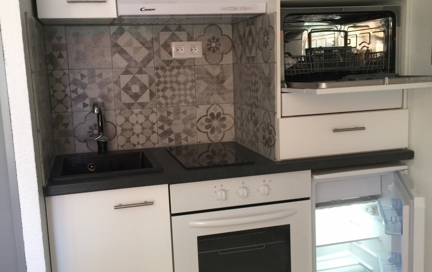 Location de vacances - Studio à Bormes-les-Mimosas - Réfrigérateur - lave vaisselle-four plaque