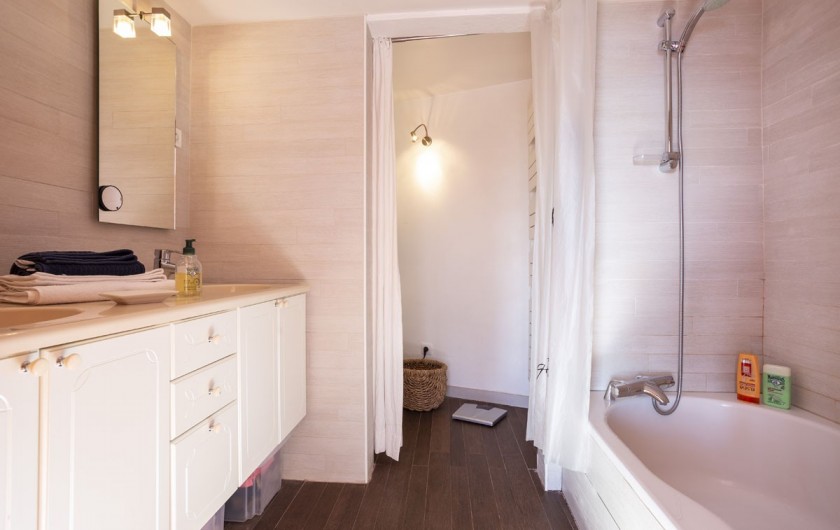 Location de vacances - Chalet à Bourg-Saint-Maurice - Salle de bain chambre 1