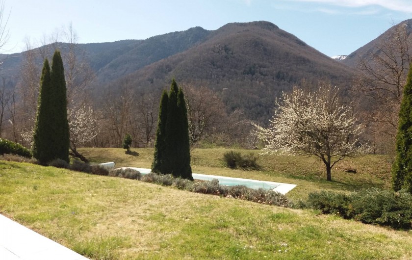 Location de vacances - Villa à Luzenac - Vue côté sud avec piscine en contrebas (hiver)