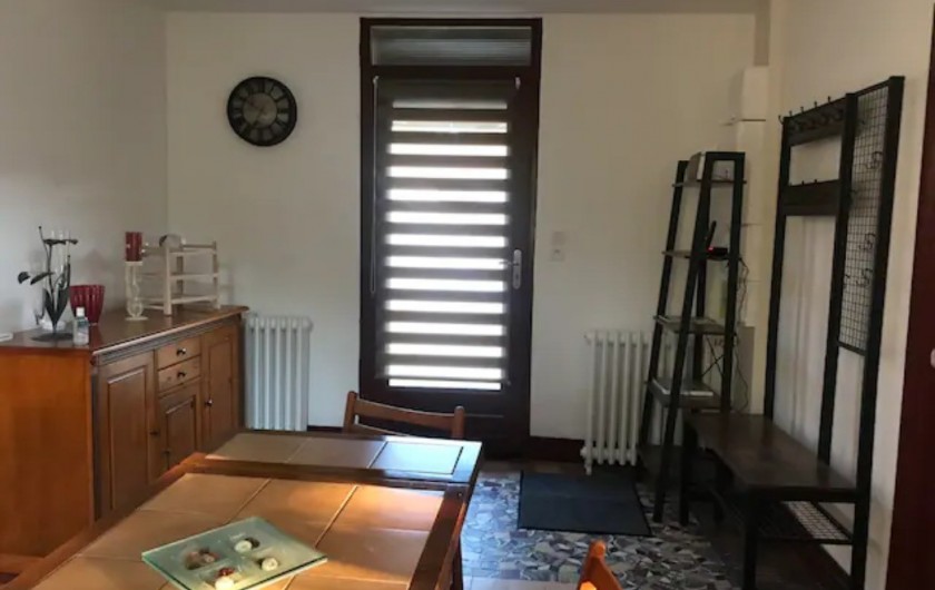 Location de vacances - Gîte à Chevregny - Entrée directe sur coin repas